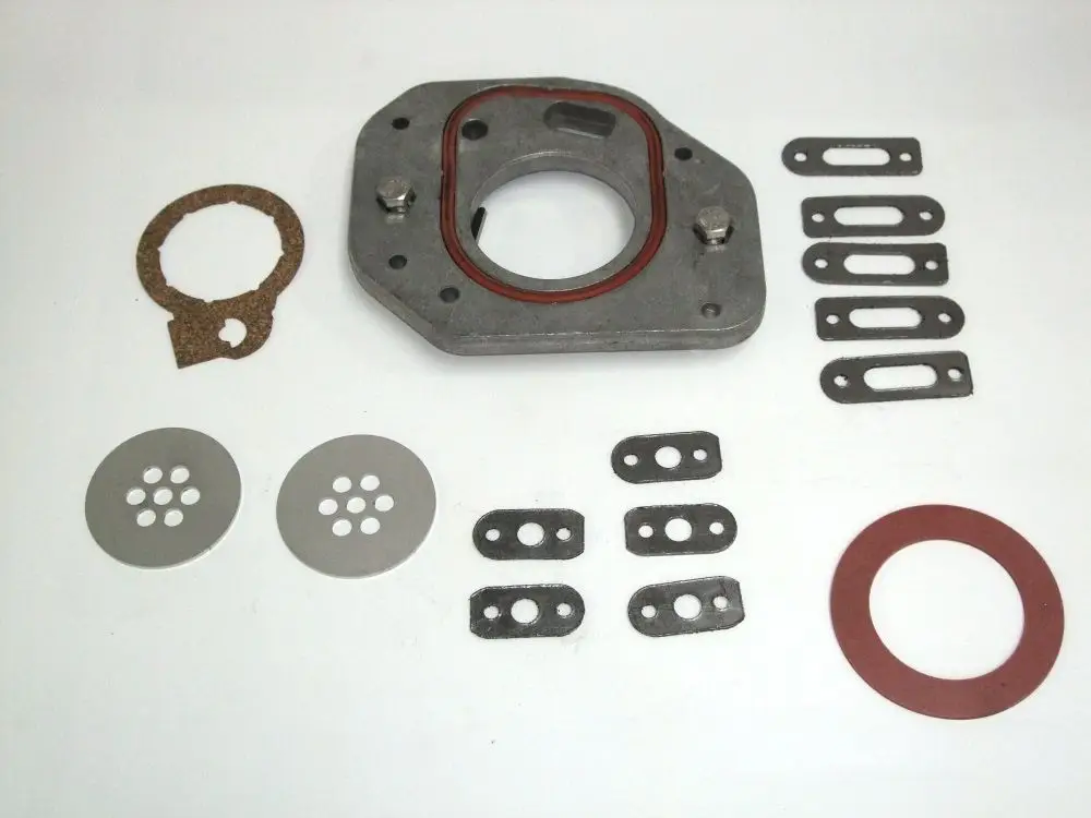 Dichtungsset von Daikin mit verschiedenen Gummi- und Metallelementen für die Wartung, einschließlich Dichtungen und Platten, angeordnet auf einer weißen Unterlage.